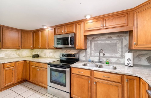 Southmont House | Waterfront 3 suites and 3 bathrooms. True lake living.