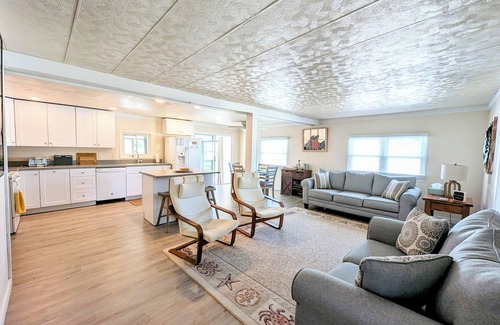 Cedar Neck House | Waterfront 3BR Cottage with Hot Tub, Kayaks & Dog-Friendly Yard – Near Bethany