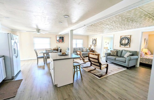 Cedar Neck House | Waterfront 3BR Cottage with Hot Tub, Kayaks & Dog-Friendly Yard – Near Bethany