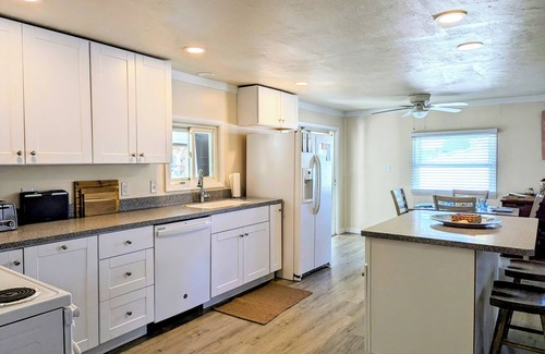 Cedar Neck House | Waterfront 3BR Cottage with Hot Tub, Kayaks & Dog-Friendly Yard – Near Bethany