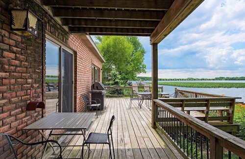 Sandusky House | Waterfront 4/5 BR Near CP and Sports Force