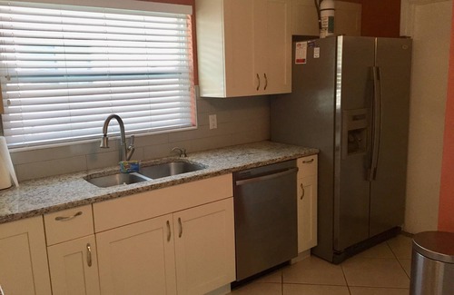 Flor-a-mar House | Waterfront, 4-person Hot Tub Spa, Wireless Hi-speed Internet.