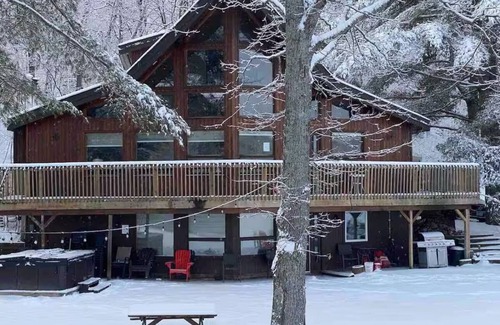 Port Carling House | Waterfront 5 bedrooms cottage in Port Carling, Muskoka.