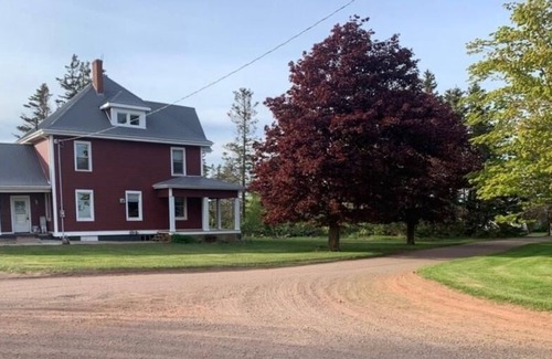 Summerside House | Waterfront 6 bedroom (8 beds) , 51/2 bath house in Summerside, Pei.
