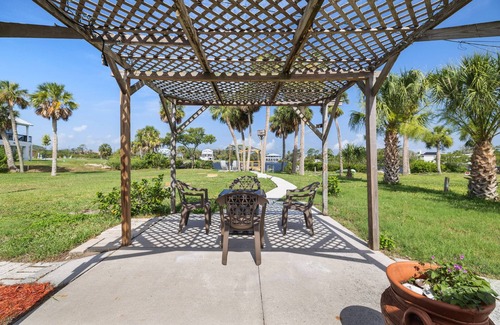 Green Key Estates House | Waterfront Angler’s Paradise, 3BR/2.5BA w/Dock, Boat Ramp, Kayaks, HorseShoes, CornHole, Ping Pong