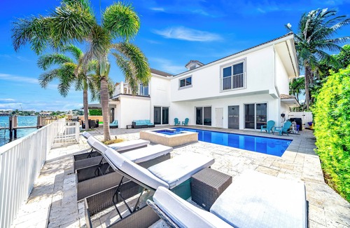 Boynton Beach House | Waterfront Antique Mansion! Heated Pool+Hot Tub!