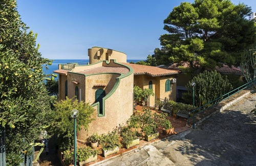 Santa Flavia Apartment | Waterfront apartment with beach access