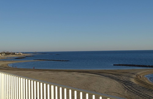 La Tamarissiere Apartment | WATERFRONT APARTMENT FACING THE SEA