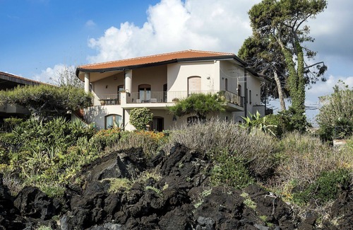 Pozzillo Apartment | Waterfront apartment with garden and wide sea view