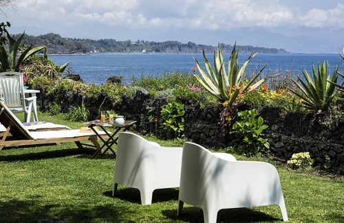 Pozzillo Apartment | Waterfront apartment with garden and wide sea view