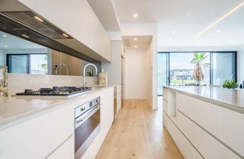 Safety Beach Villa | Waterfront at Martha Cove - Premium Poolside Luxury