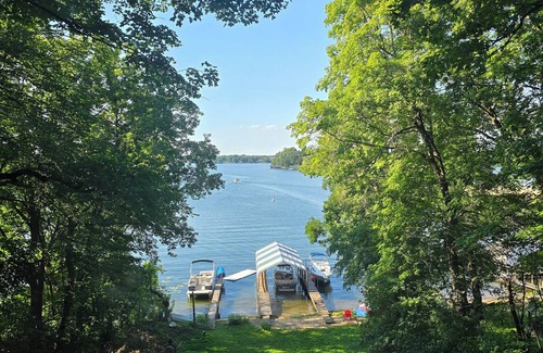 Minnetonka House | Waterfront Beach Cottage on Lake Minnetonka - Main Cottage