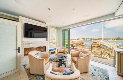 Balboa Peninsula House | Waterfront Beach House on Newport Bay with Hot Tub