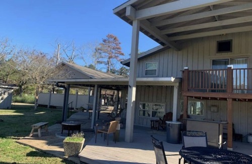Zavalla House | Waterfront beauty on Lake Sam Rayburn!