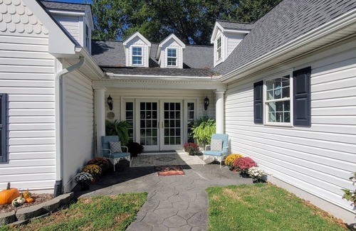 Mount Holly House | Waterfront Beauty on the Bay