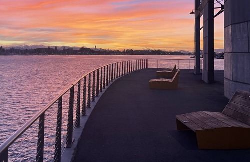 Oakland Apartment | Waterfront Building with Amazing Views