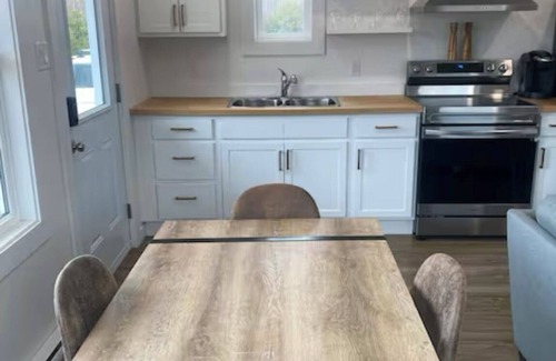 Sainte-Anne-de-Kent Cottage | Waterfront tiny home with hot tub (Pet friendly, near beaches)