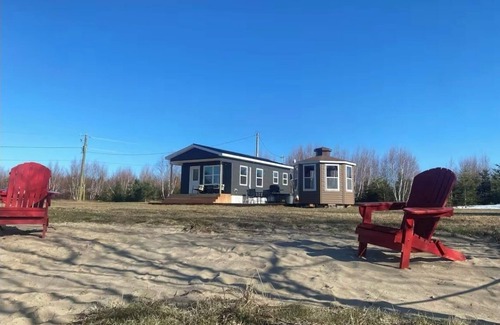 Sainte-Anne-de-Kent Cottage | Waterfront tiny home with hot tub (Pet friendly, near beaches)