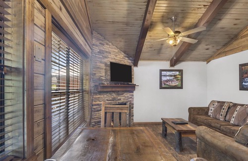 Indian Point Villa | Waterfront Cabin on Table Rock Lake - Indian Point (C09)