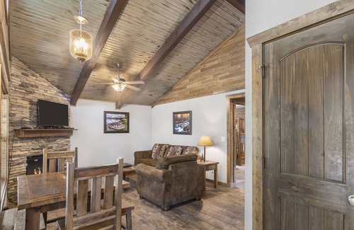 Indian Point Villa | Waterfront Cabin on Table Rock Lake - Indian Point (C09)
