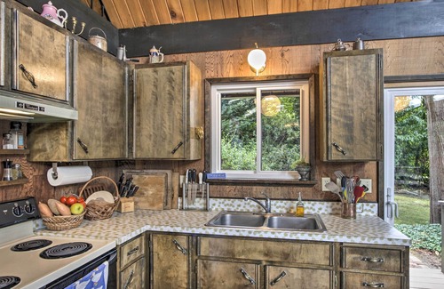 Gig Harbor Cabin | Waterfront Cabin w/Fire Pit in Gig Harbor!