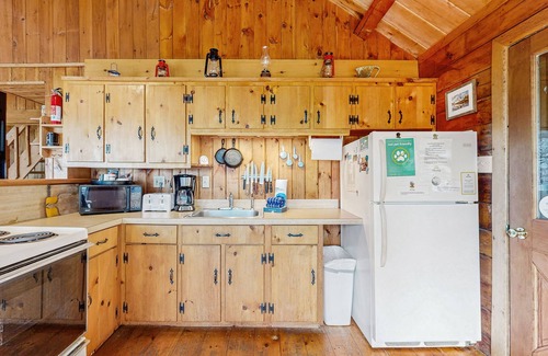 Beaver Cove Cabin | Waterfront cabin with amazing views from the deck & lake access