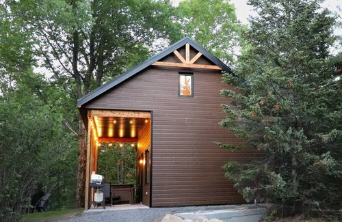 Shannon Apartment | Waterfront Cabin with Spa - Le Colvert