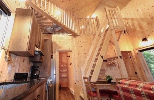 Shannon Apartment | Waterfront Cabin with Spa | Le Huard