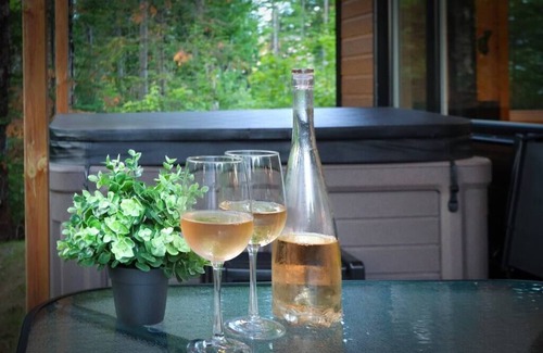 Shannon Apartment | Waterfront Cabin with Spa | Le Huard