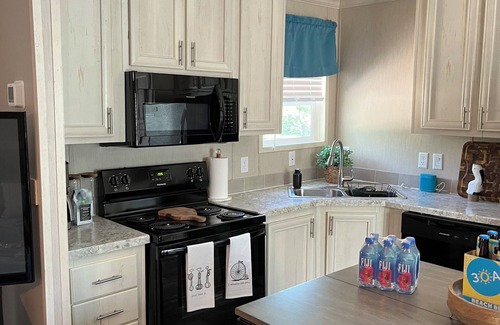 Freeport House | Waterfront canal cottage with bay access