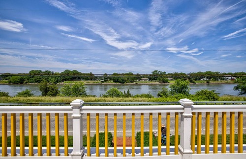 Cape May Cottage | Waterfront Cape May canal property 5min to beach landscaped grounds