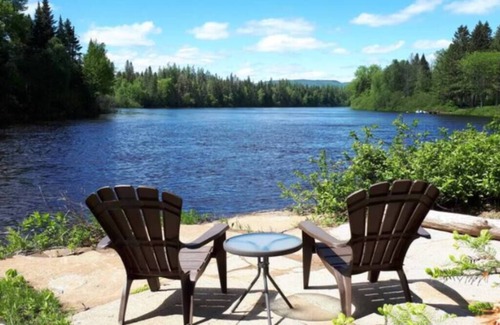 Shannon Apartment | Waterfront Chalet with Spa - Le Geai Bleu