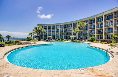 Fort Walton Beach Apartment | Waterfront condo featuring a lovely patio with views, AC, & pool access