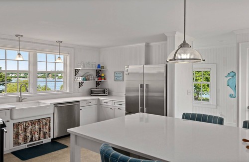 Portland House | Waterfront Colonial - Best Views on the Island! by RedAwning