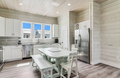 Fulton House | Waterfront,Community Pool,Personal Hottub,Walk to Bars, Restaurants and Pier