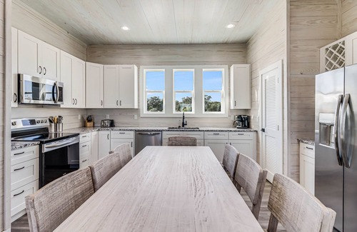 Fulton House | Waterfront,Community Pool, Personal Hottub,Walk to Bars, Restaurants and Pier