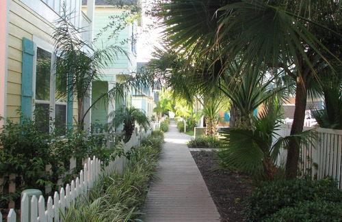 Sailhouse House | Waterfront community with its own private beach and fishing pier.