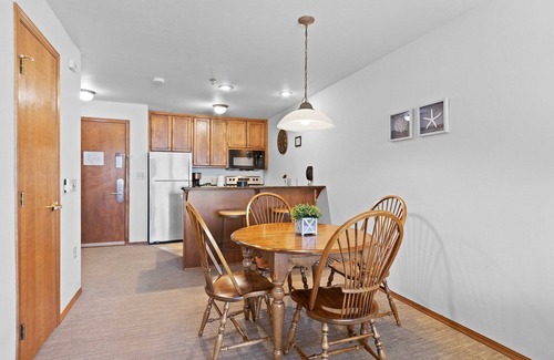 Sturgeon Bay Condo | Waterfront Condo with Jetted Tub and Pool Access