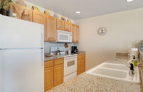 Westport Condo | Waterfront condo with ocean views, pool, hot tub, gym & W/D - dog-friendly