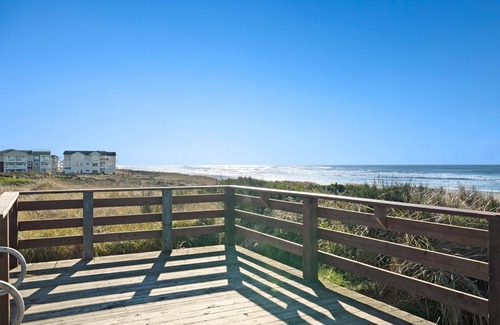 Westport Condo | Waterfront condo with ocean views, pool, hot tub, gym & W/D - dog-friendly