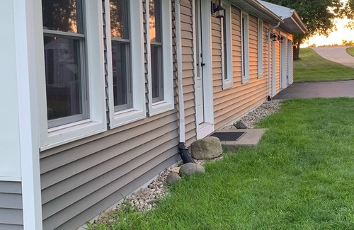 Abrams Cottage | Waterfront Cottage on the bay in Green Bay