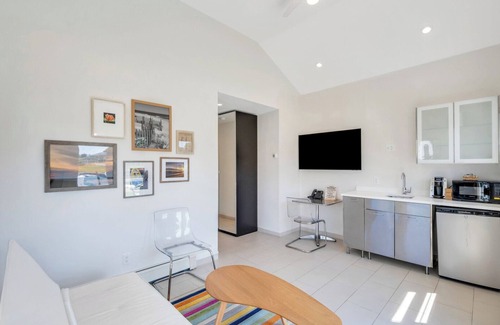 Hampton Bays House | Waterfront Cottage Suite in Boutique Hotel, Heart of Hampton Bays, Resort.