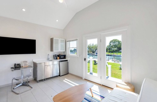 Hampton Bays House | Waterfront Cottage Suite in Boutique Hotel, Heart of Hampton Bays, Resort.