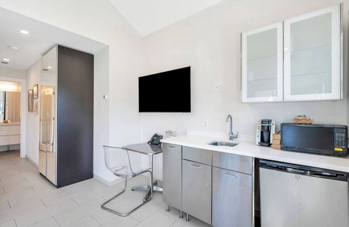 Hampton Bays House | Waterfront Cottage Suite in Boutique Hotel, Heart of Hampton Bays, Resort.