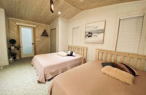 Trent Lakes Cottage | Waterfront Cottage Retreat With Hot Tub and Sauna