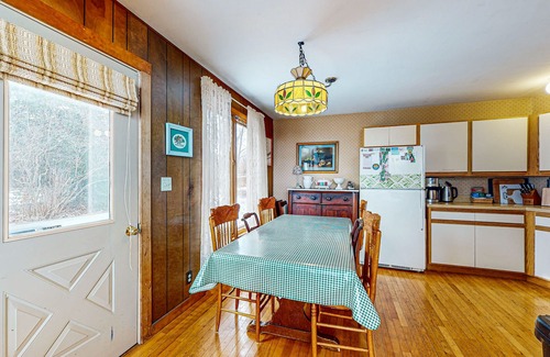 South Hero Cottage | Waterfront cottage with amazing views, fireplace, deck, & boat moorage