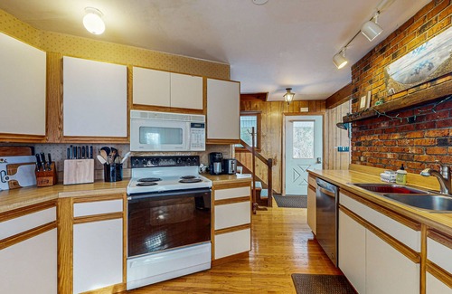 South Hero Cottage | Waterfront cottage with amazing views, fireplace, deck, & boat moorage