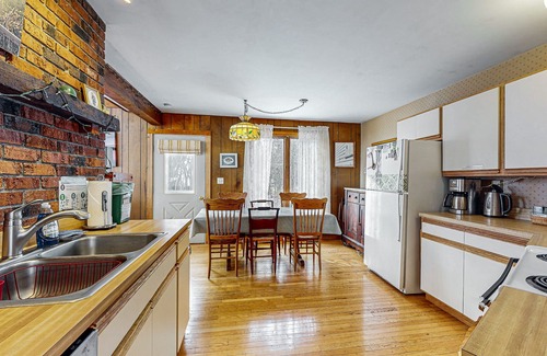 South Hero Cottage | Waterfront cottage with amazing views, fireplace, deck, & boat moorage