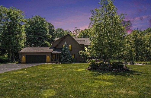 Fennville Cottage | Waterfront Custom Log Home, minutes to Saugatuck/Douglas!