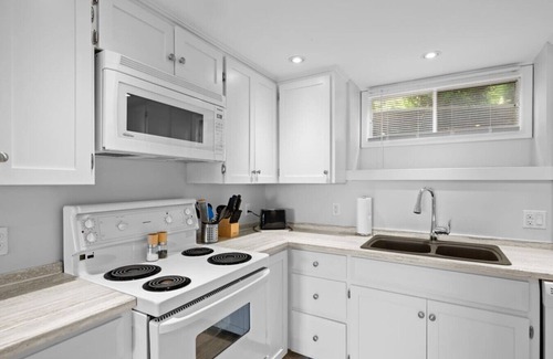 Queens Square Condo | Waterfront Deluxe Studio Suite Downtown Ch'town